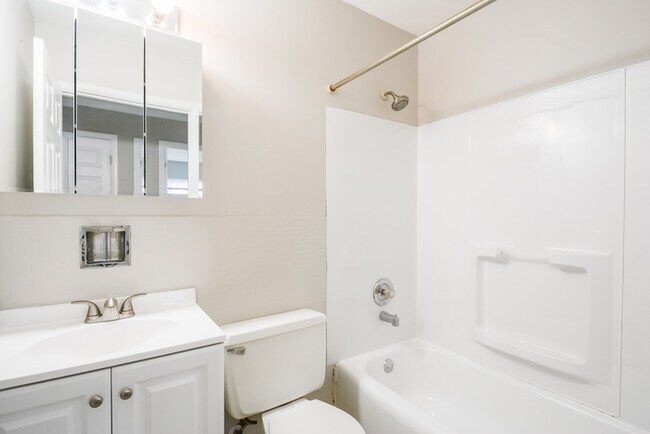 Building Photo - Fantastic 3bd/2ba home! Coming soon!