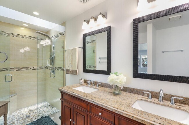 Building Photo - 13008 Meadowbreeze Dr