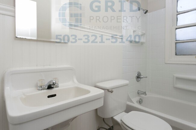 Building Photo - Spacious 3 Bedroom Home Available on Fores...