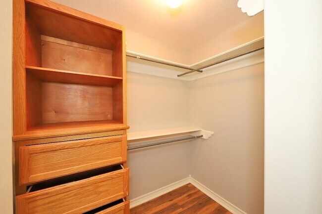 Building Photo - 1000 Ranchway Dr