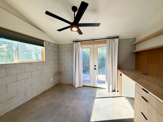 Building Photo - AVAILABLE NOW!! 2 Bedroom 1 Bathroom House in Cathedral City!