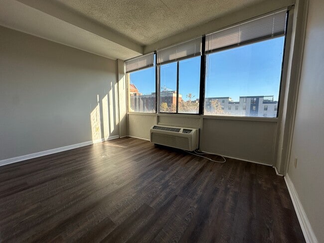 Building Photo - Flexible lease length at a great price! Secure this unit for 6, 12 or 18 months @ $1100/month!! M...