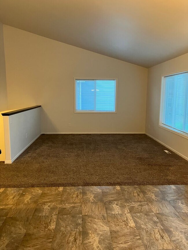 Building Photo - 3 Bed 3 Bath Twin Home