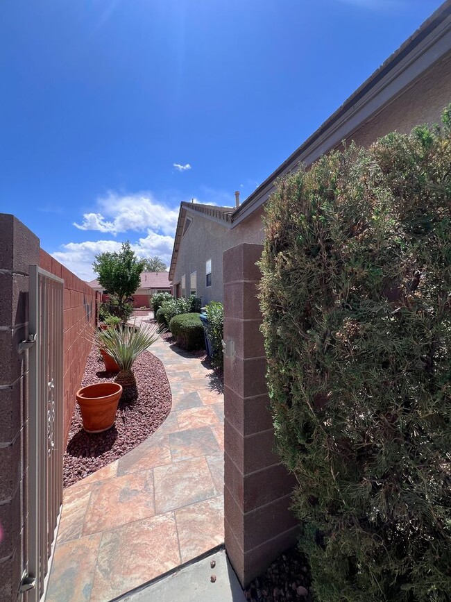 Building Photo - Stunning 4-Bed 3 Car Garage Gated Single S...