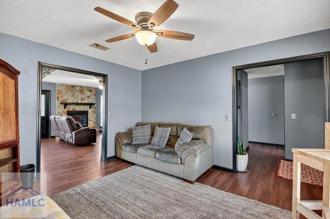 Building Photo - 606 Windhaven Dr