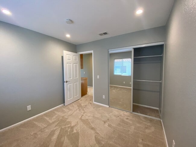 Building Photo - Stunning 4 bedroom Home with a Pool locate...