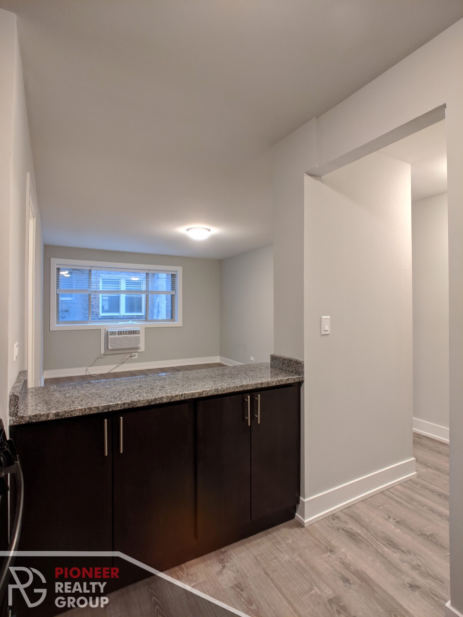 Building Photo - 542 W Surf St