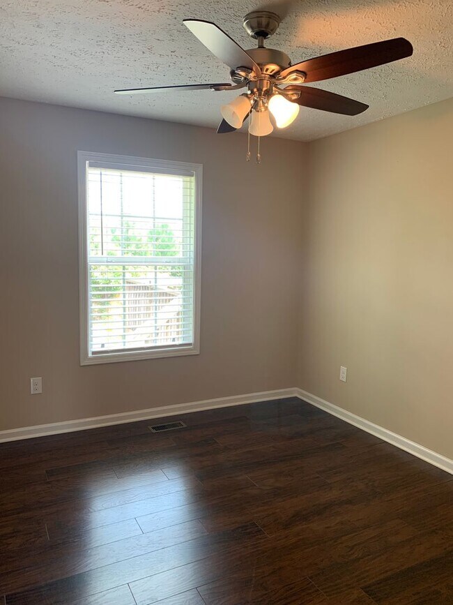 Building Photo - 3 Bedroom, 2 Bath Home Located in Manchester