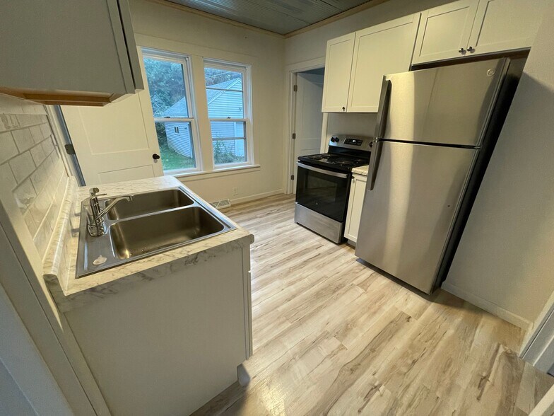 Building Photo - 909 Forest St