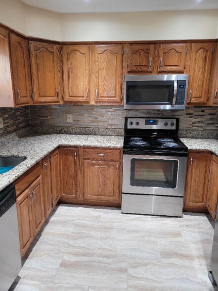 Building Photo - 972 Henhawk Rd