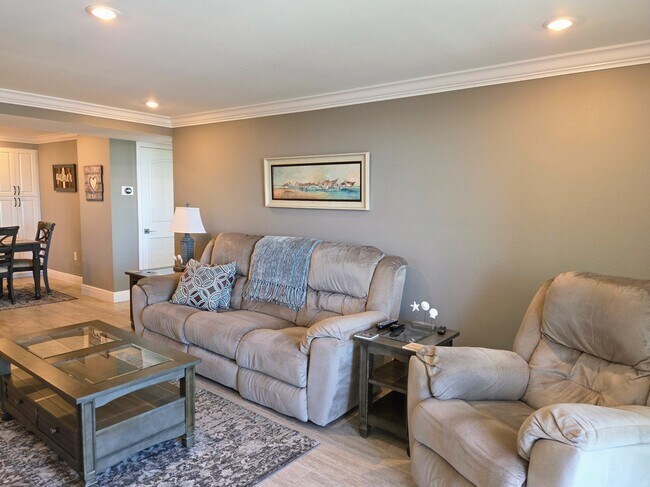 Building Photo - 1 Key Capri