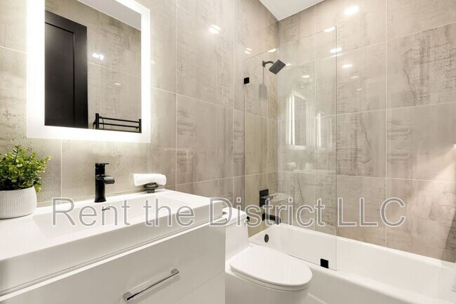 Building Photo - 1365 Perry Pl NW