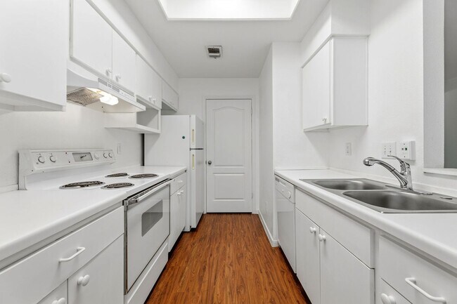 Building Photo - Amazing 1 bedroom, 1 bathroom Condo in Montevista!