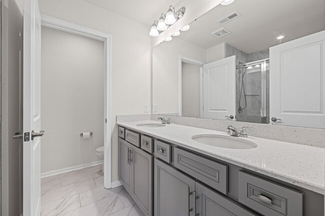 Building Photo - "3-Bed Townhouse Retreat on Elders Story R...