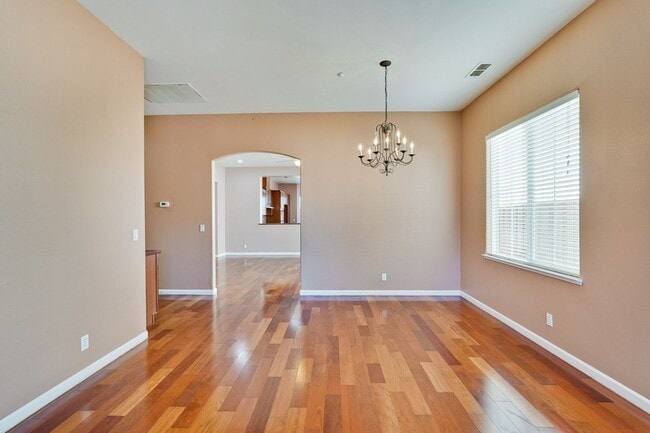 Building Photo - Spacious 3 Bedroom, 2 Bathroom Home with D...