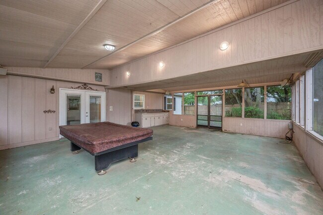 Building Photo - 713 Gibbs Ave