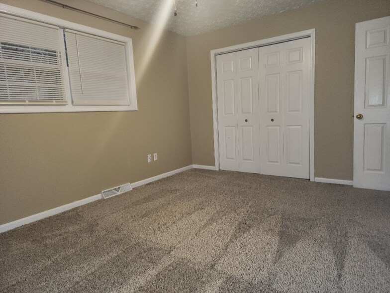 Building Photo - 2BED/1.5-2B15 BATH