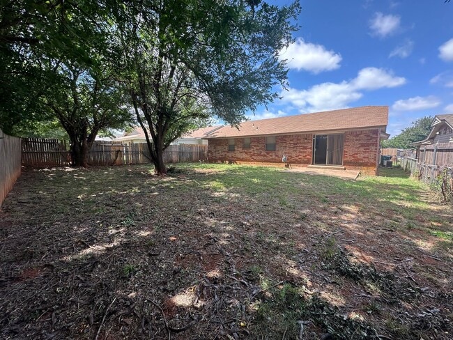 Building Photo - 3 Bed 1.5 Bath 2 Car Garage