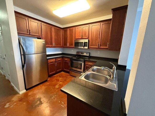 Building Photo - 910 W 25th St