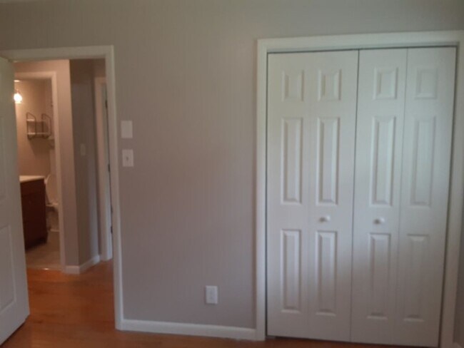 Building Photo - Hard to Find Rancher in Oak Ridge with 2 car garage