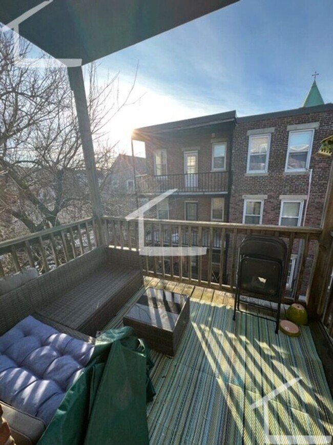 Building Photo - Gorgeous sunny apartment available now due to a lease break - great deal!