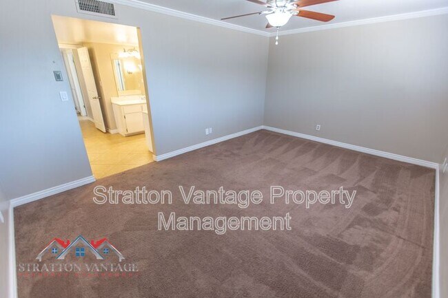 Building Photo - 704 E La Jolla Dr