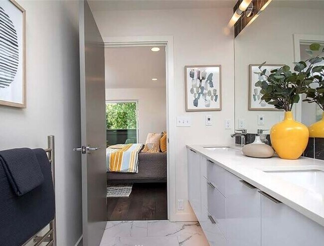 Building Photo - 4bd/4ba Townhouse in Queen Anne