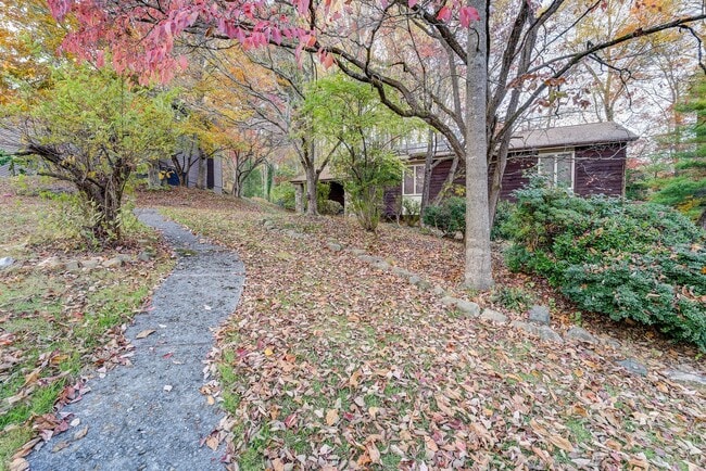 Building Photo - Large home in a beautiful setting close to...