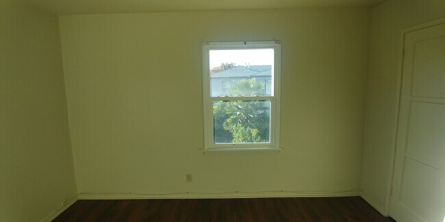 Bedroom - 418 E Freeland St