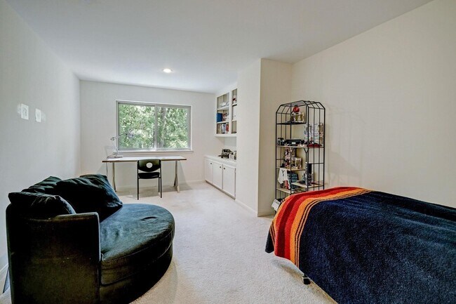 Building Photo - 201 Vanderpool Ln