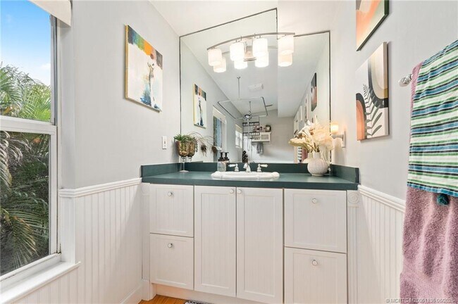 Building Photo - 508 SE Balboa Ave