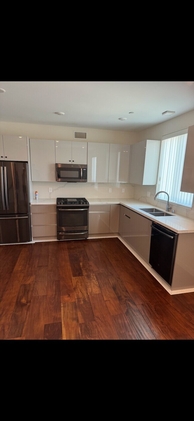 Building Photo - 5537 La Mirada Ave