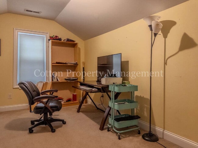 Building Photo - 102 Blossom Cir