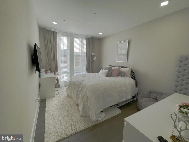 Building Photo - Cozy 3 Bedroom 2 Bathroom Condo- Conveniently Located in the heart of Washington, DC