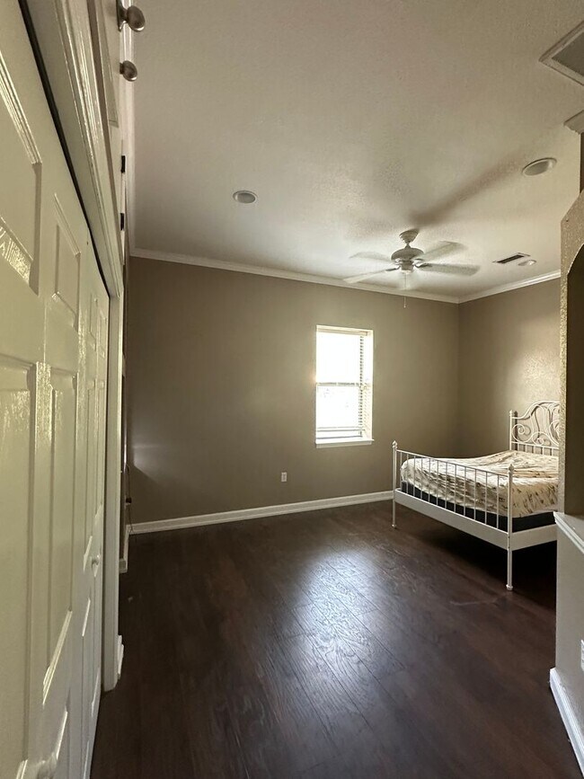 Building Photo - ***Spacious Country Living with Modern Com...
