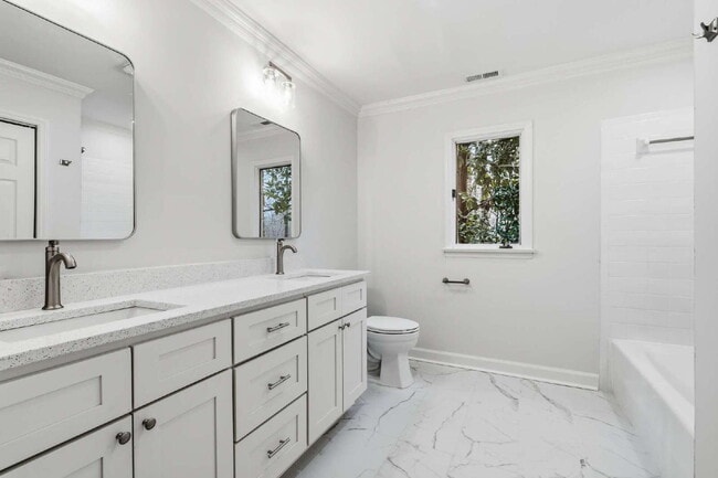 Building Photo - Spacious and Unique 5-Bedroom Home in Chapel Hill!