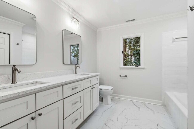 Building Photo - Spacious and Unique 5-Bedroom Ranch in Chapel Hill!