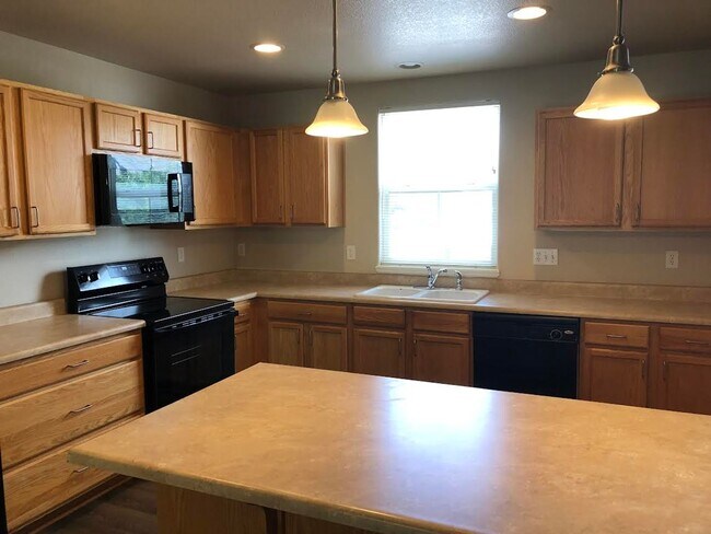 Building Photo - Fully Renovated, "MUST SEE" 3 Bedroom, 3 Bath Townhome with 2 Car Attached Garage