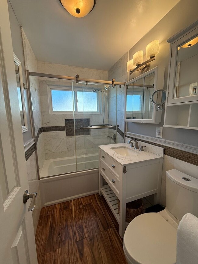 Building Photo - Beautifully updated 3bed/2bath Single-Leve...