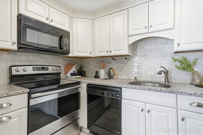 Building Photo - 18 Fountain Ln