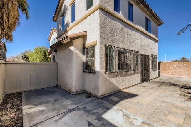 Building Photo - 2 Story with Vaulted Ceiling and All Kitchen Appliances