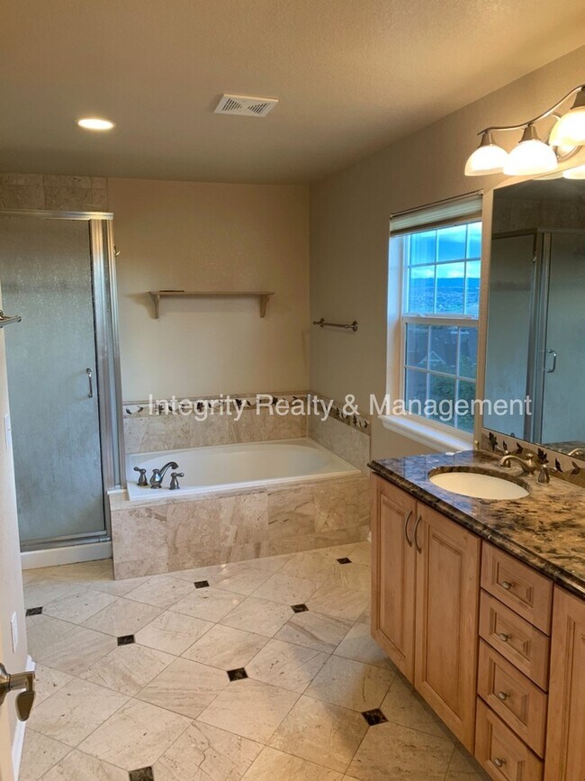 Building Photo - 552 Hanging Rock Pl