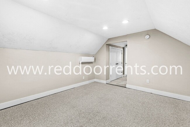 Building Photo - 2028 Hoyt Ave