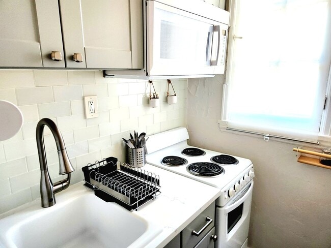 Building Photo - LOCATION LOCATION!!  Remodeled- studio in the heart of Capitol Hill.  $1000 off 1st months' rent!