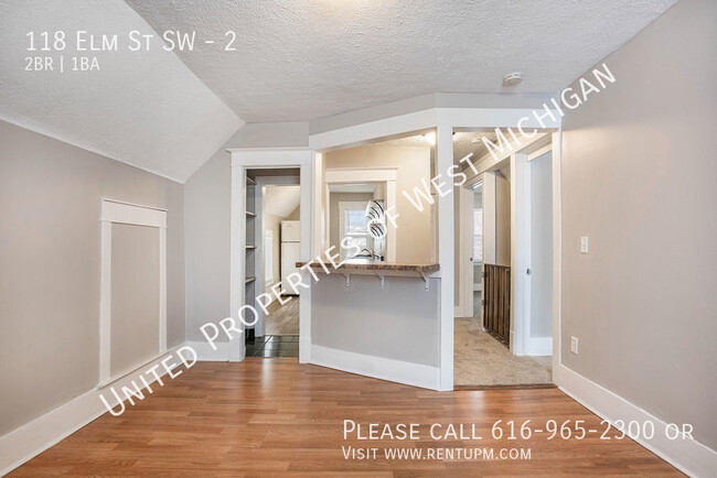 Building Photo - Available Now | Cute 2 Bedroom, 1 Bath Upp...