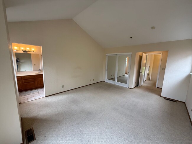 Building Photo - LARGE TWO BEDROOM TWO AND HALF BATH, QUAIL...