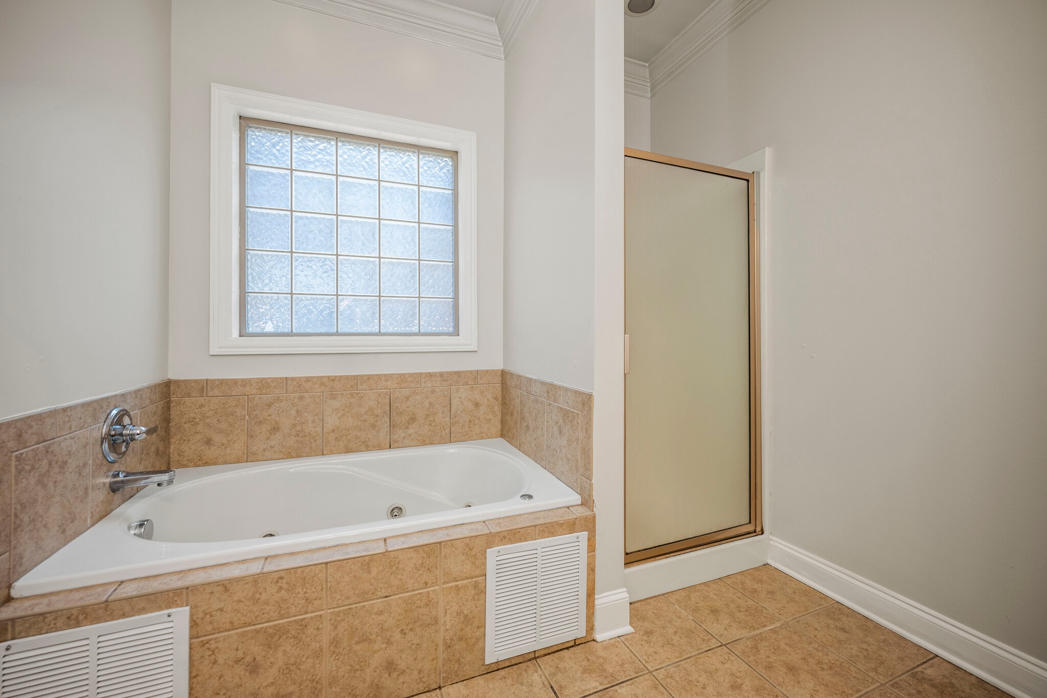 Jetted tub and shower - 393 Hays Blvd