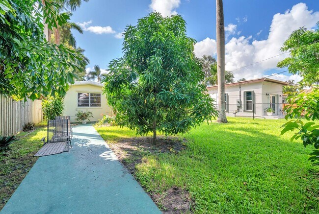 Building Photo - Beautiful home in quiet neighborhood
