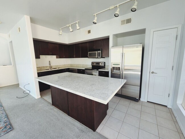 Building Photo - Lovely Parkside Townhome!