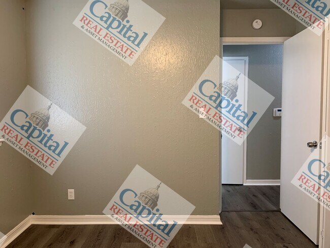 Building Photo - Cute Home Available!